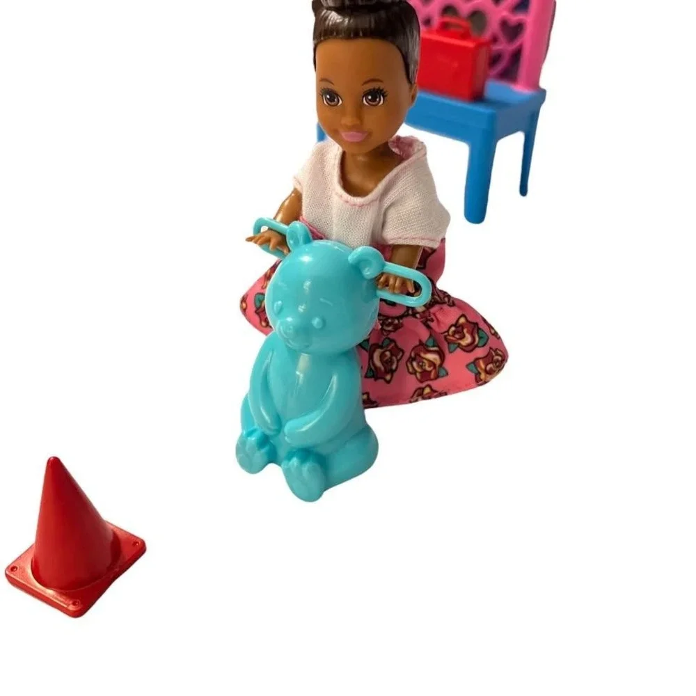 Barbie Brooklyn Roberts Ice Skating Playset 1 Girl Doll 1‎ Mom Doll COMPLETE Set